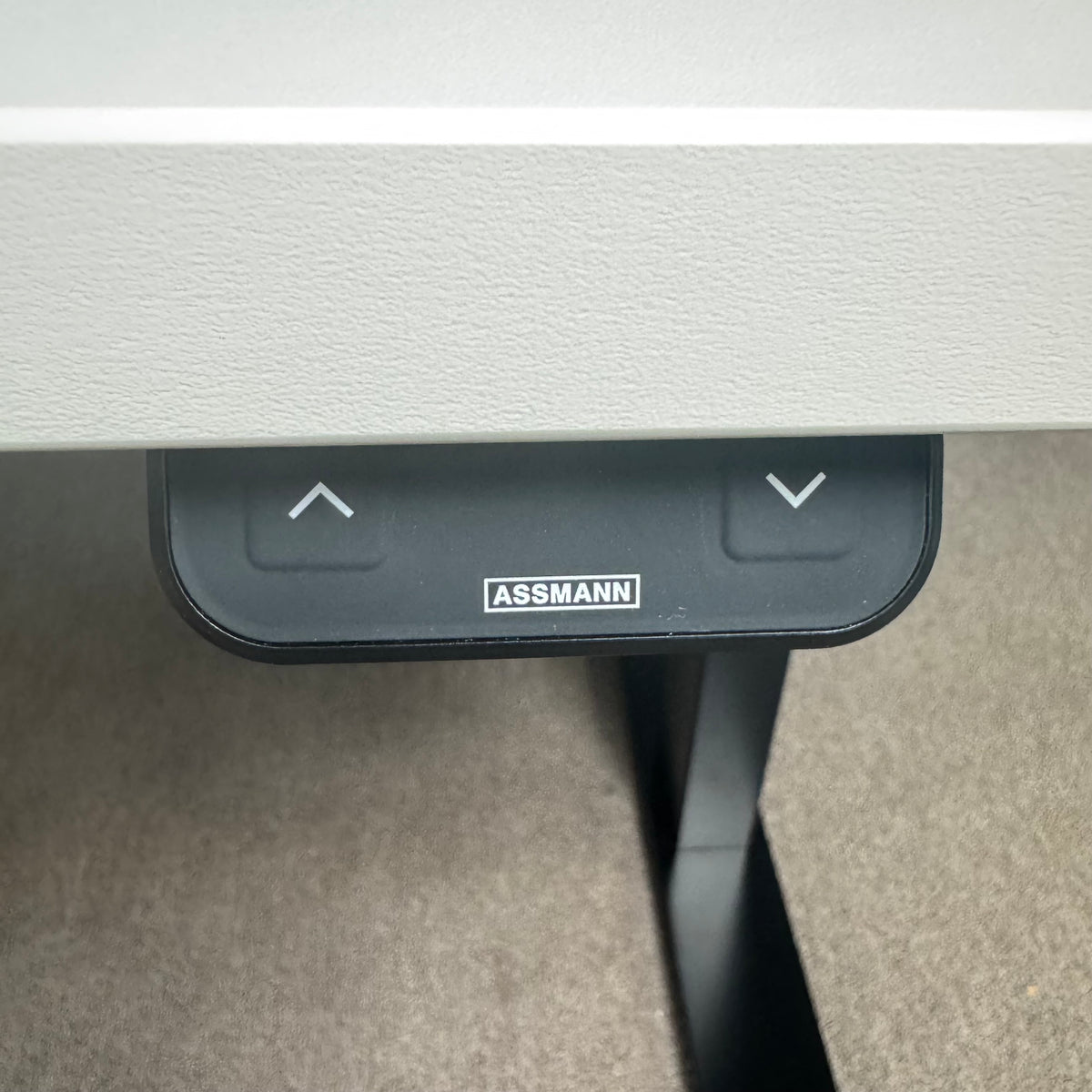 ASSMANN Sympas STS Schreibtisch – Elektrisch höhenverstellbar – 160 × 80 cm – Weiß/Schwarz