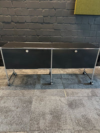 Sideboard Schwarz auf Rollen