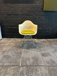 Eames Plastic Armchair DAR mit grünem Sitzkissen