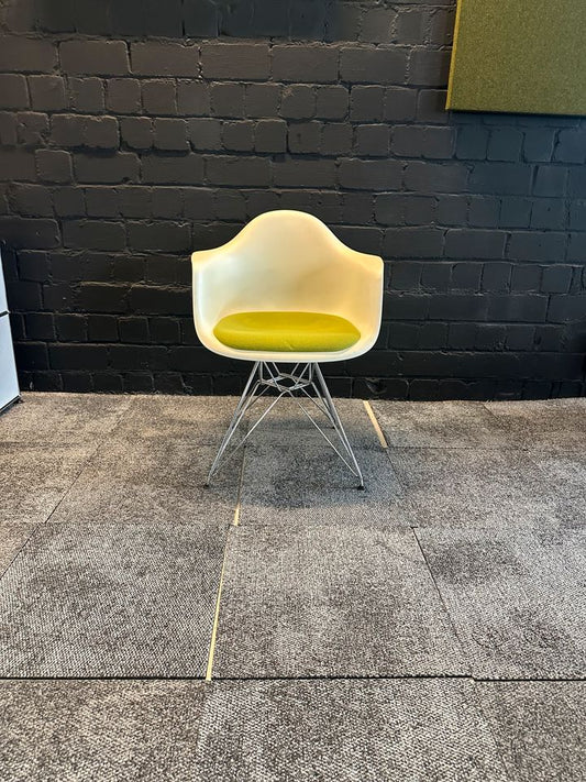 Eames Plastic Armchair DAR mit grünem Sitzkissen