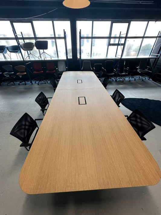Konferenztisch, 450×150 cm, oval