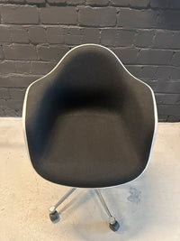 Eames Plastic Armchair PACC Schwarz