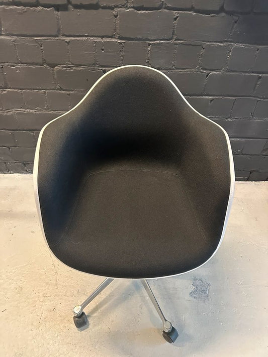 Eames Plastic Armchair PACC Schwarz