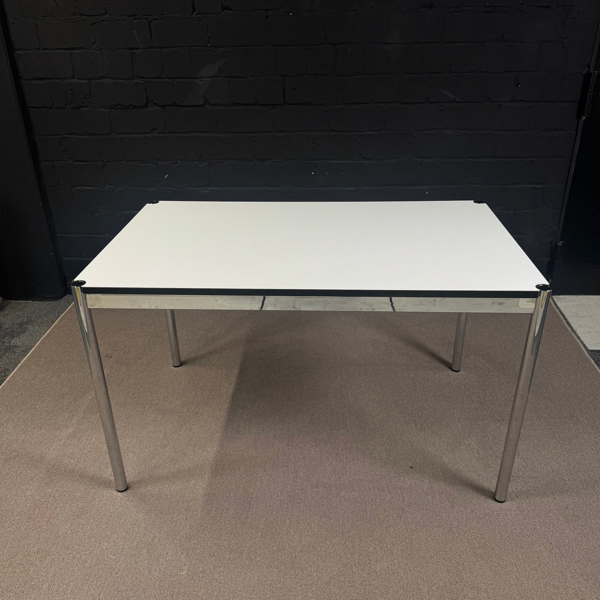 USM Haller Tisch 125 × 75 cm Weiß Chrom – Schreibtisch Bürotisch Designklassiker