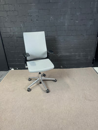 Ahrend Office Set – Elektrischer Steh-Sitz-Schreibtisch und Bürodrehstuhl