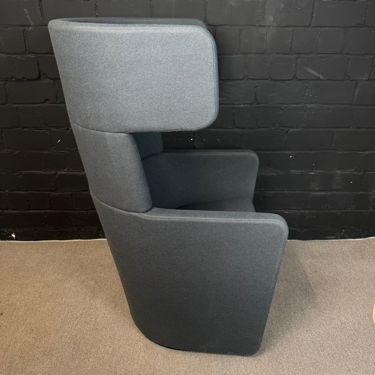 Bene Parcs Wing Chair – Akustik-Ohrensessel in Anthrazit