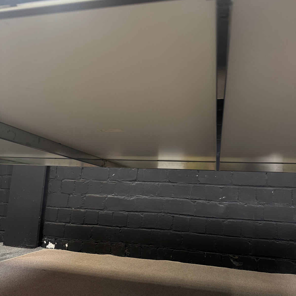 USM Haller Konferenztisch / Besprechungstisch – Weiß – 250 × 150 cm – Chrom
