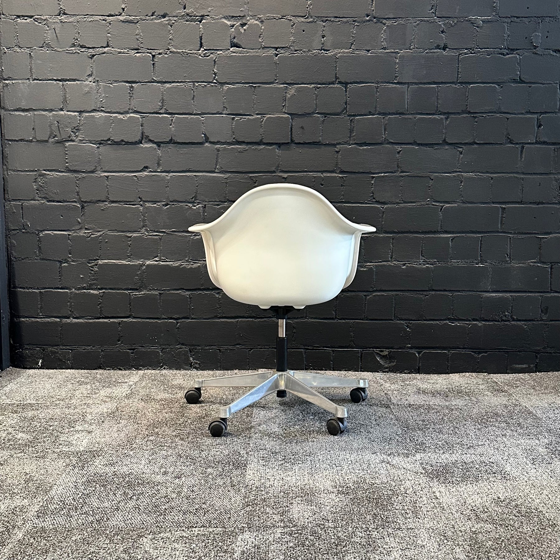 Vitra Eames Plastic Armchair PACC gebraucht - Ansicht 4