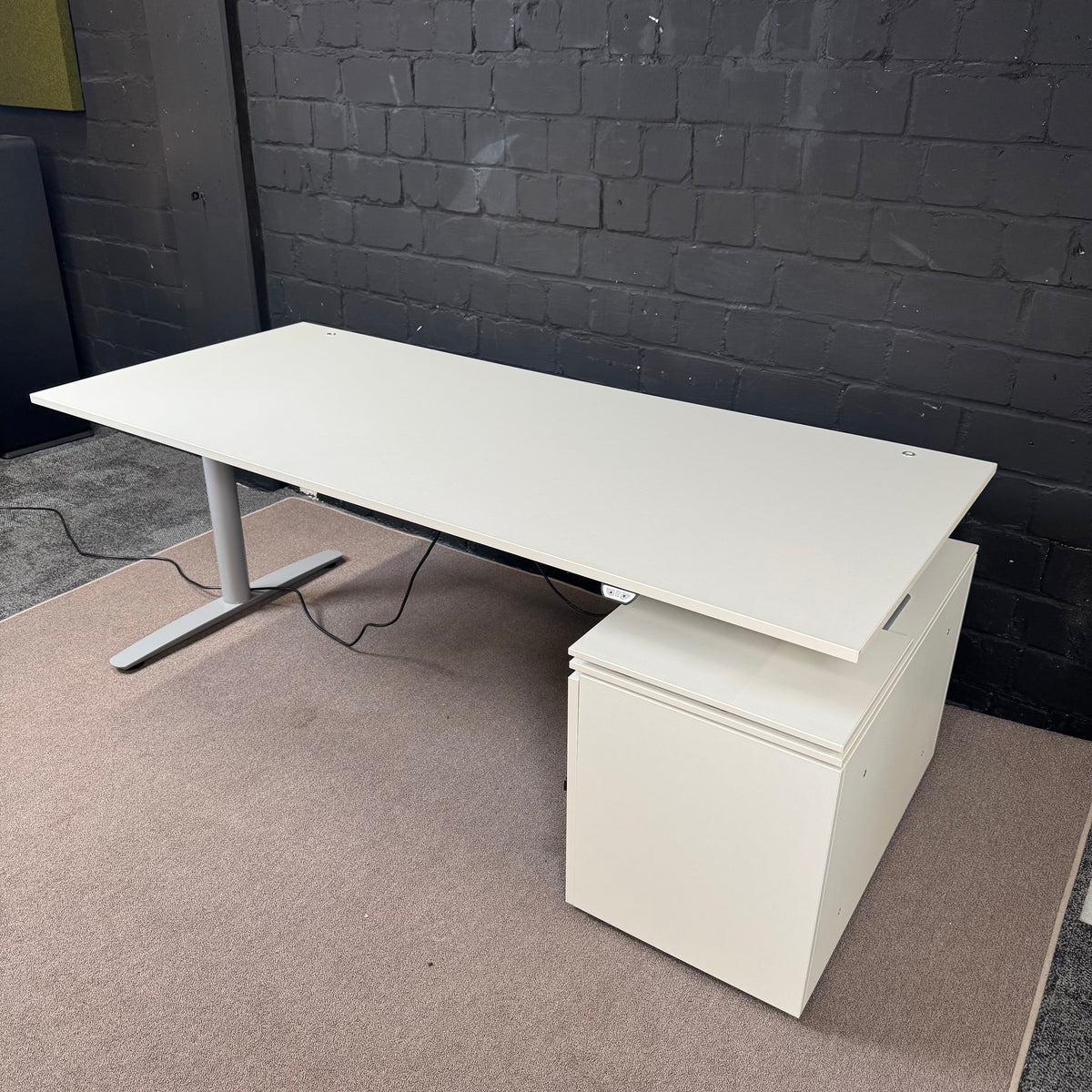 Elektrisch höhenverstellbarer Schreibtisch 180 × 80 cm – Weiß/Silber – 70–118 cm