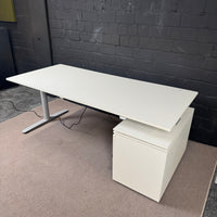Elektrisch höhenverstellbarer Schreibtisch 180 × 80 cm – Weiß/Silber – 70–118 cm