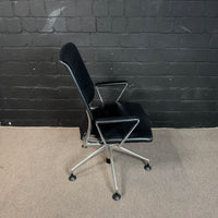Vitra Meda Chair – Klassischer Konferenzstuhl / Bürodrehstuhl in schwarzem Leder