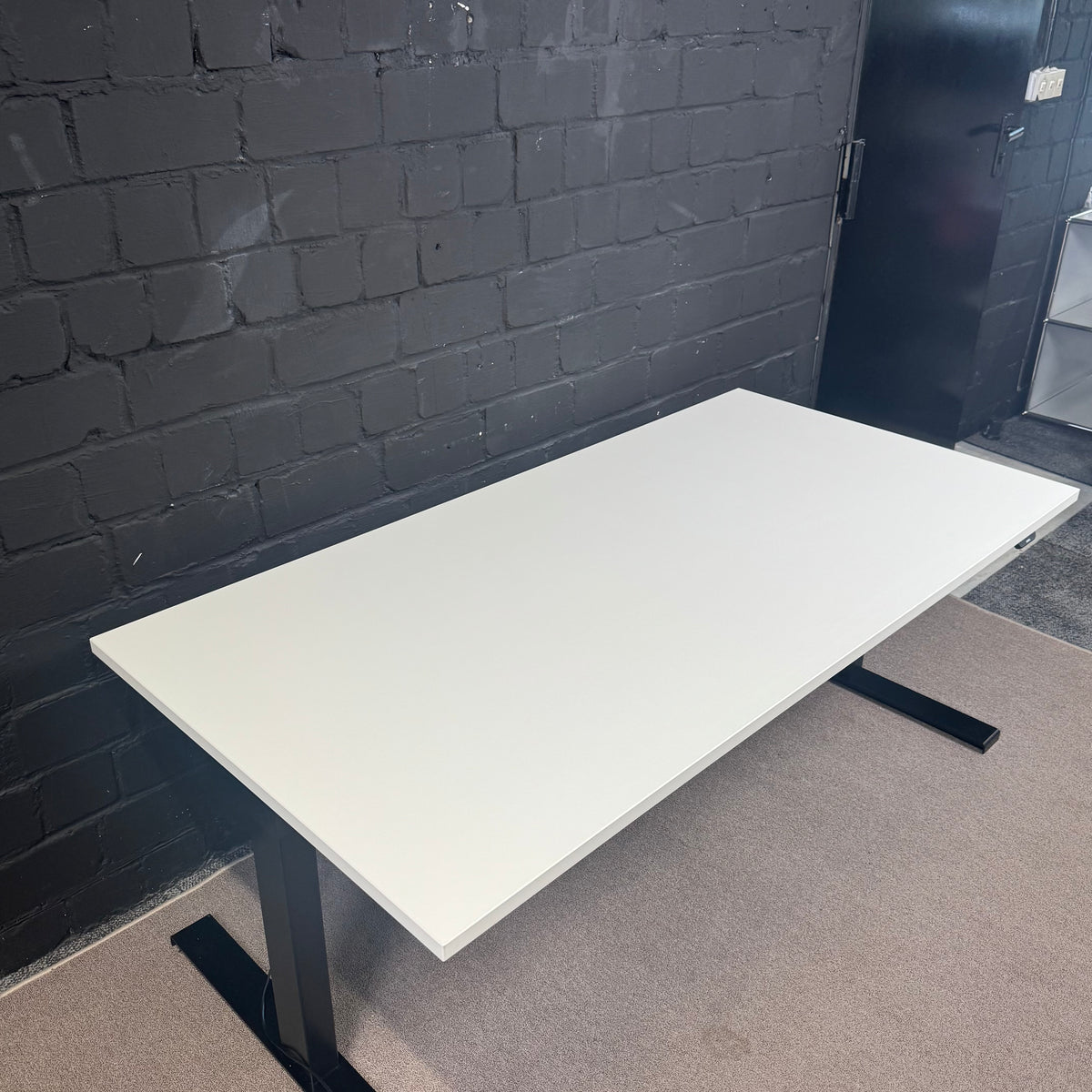 ASSMANN Sympas STS Schreibtisch – Elektrisch höhenverstellbar – 160 × 80 cm – Weiß/Schwarz