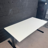 ASSMANN Sympas STS Schreibtisch – Elektrisch höhenverstellbar – 160 × 80 cm – Weiß/Schwarz