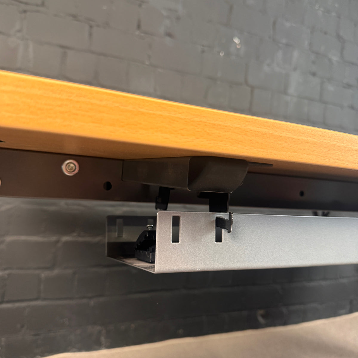 Oelschläger Metalltechnik (OMT) / Elektrisch höhenverstellbarer Steh-Sitz-Schreibtisch