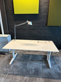 Tyde E-Tisch, 160×80 cm, mit Tolomeo LED-Leuchte