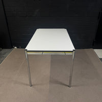 USM Haller Tisch 125 × 75 cm Weiß Chrom – Schreibtisch Bürotisch Designklassiker