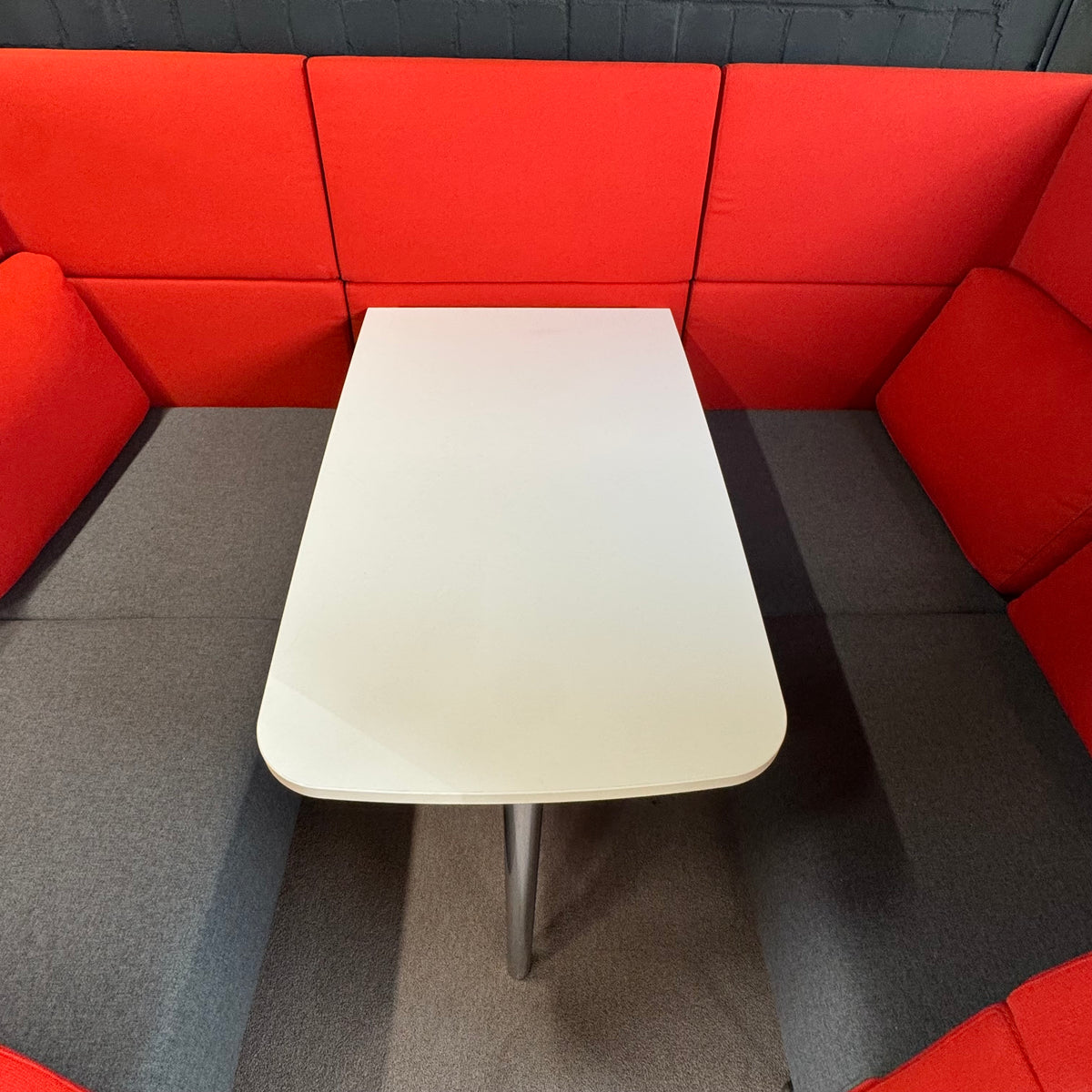Sedus se:works Lounge-Sitzgruppe in Hellorange / Korallorange – U-Form mit Besprechungstisch
