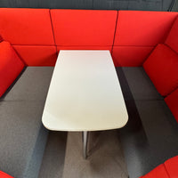 Sedus se:works Lounge-Sitzgruppe in Hellorange / Korallorange – U-Form mit Besprechungstisch
