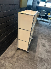 Sideboard Weiß, offen mit Rollen, 77×113 cm