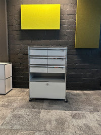 Sideboard Mattsilber auf Rollen, Klappe + 6 Schubladen, 75×114 cm