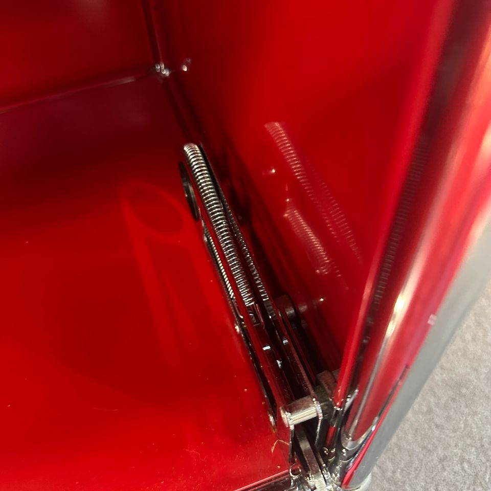 USM Haller Vitrine/Sideboard Rot mit Glasfächern