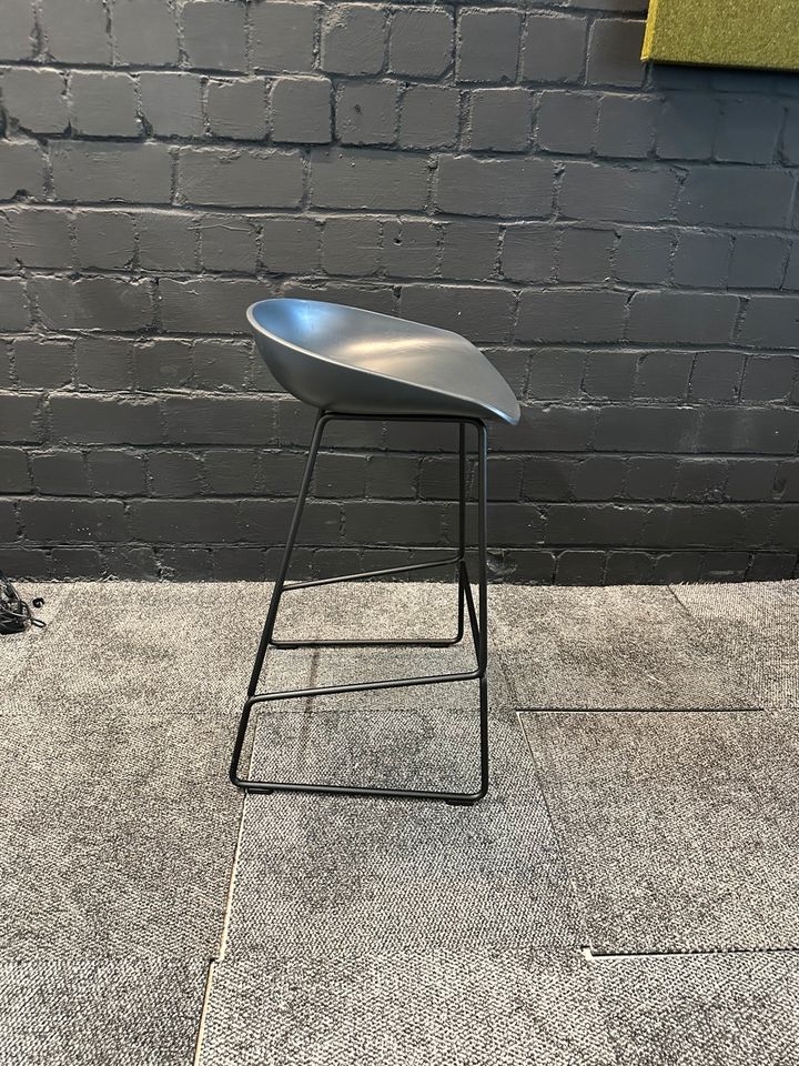 About A Stool AAS 38 Grau