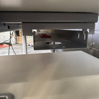 Elektrisch höhenverstellbarer Schreibtisch 180 × 80 cm – Weiß/Silber – 70–118 cm