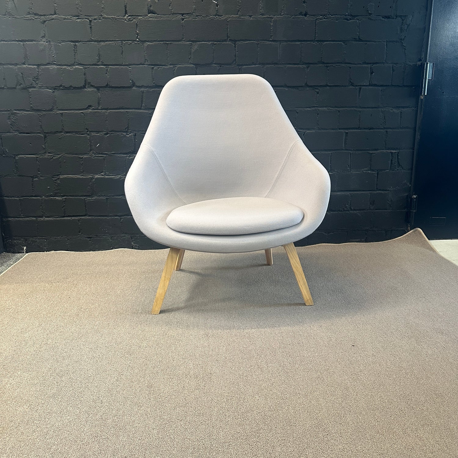 HAY About A Lounge Chair AAL 82 in Grau mit Holzbeinen gebraucht