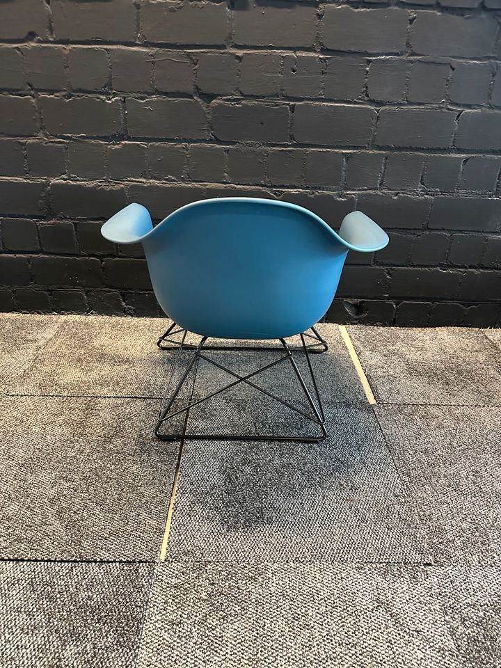 Eames Plastic Armchair LAR