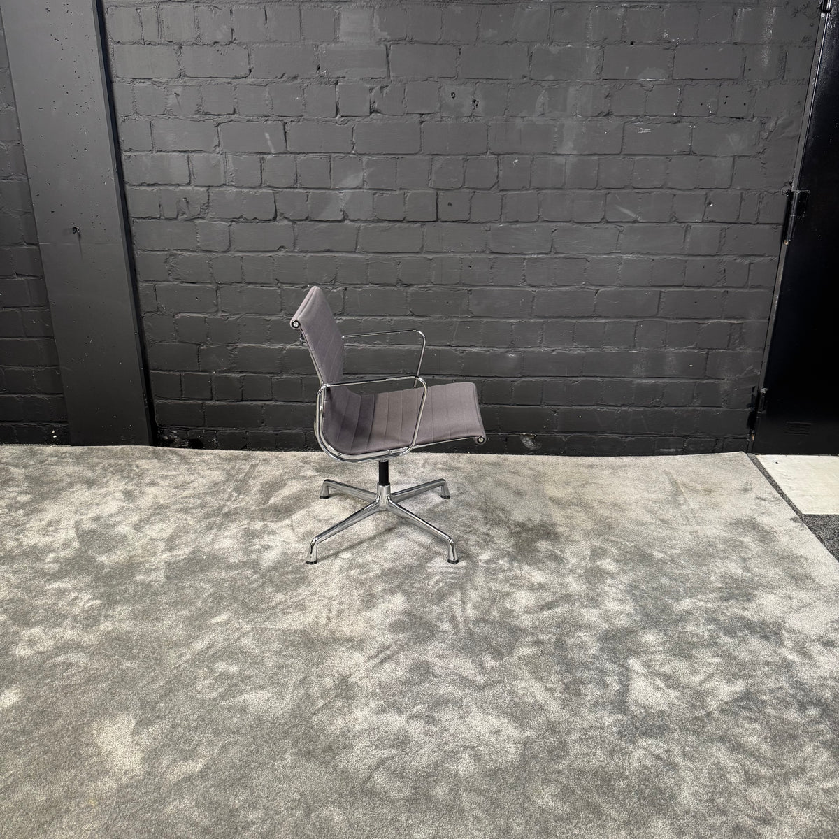 Vitra Eames Aluminium Chair EA 108 nicht drehbar – Design Konferenzstuhl – Grau – Chrom