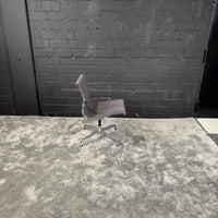 Vitra Eames Aluminium Chair EA 108 nicht drehbar – Design Konferenzstuhl – Grau – Chrom