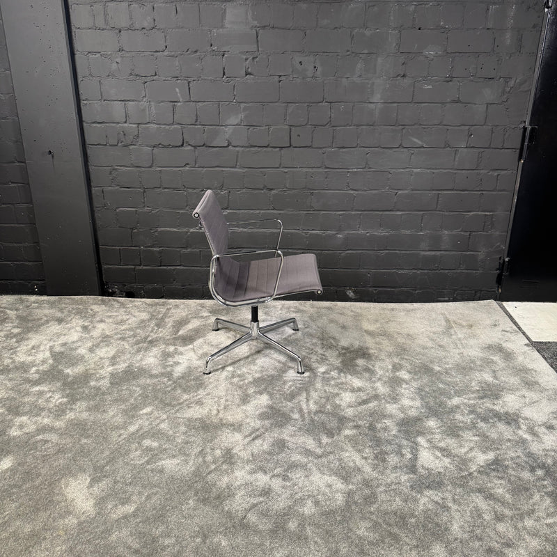 Vitra Eames Aluminium Chair EA 108 nicht drehbar – Design Konferenzstuhl – Grau – Chrom