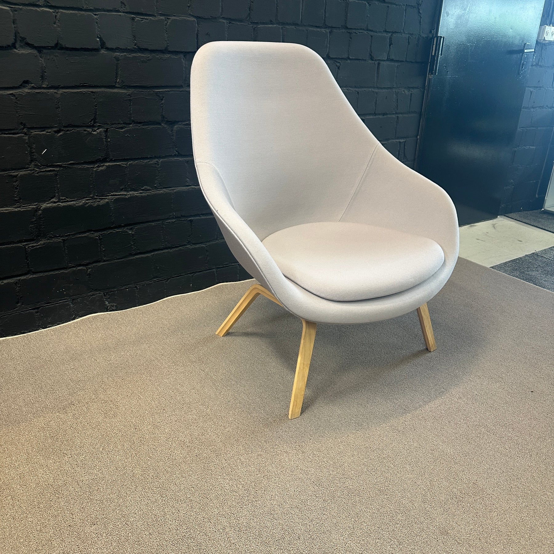 HAY About A Lounge Chair AAL 82 in Grau mit Holzbeinen gebraucht - Ansicht 2