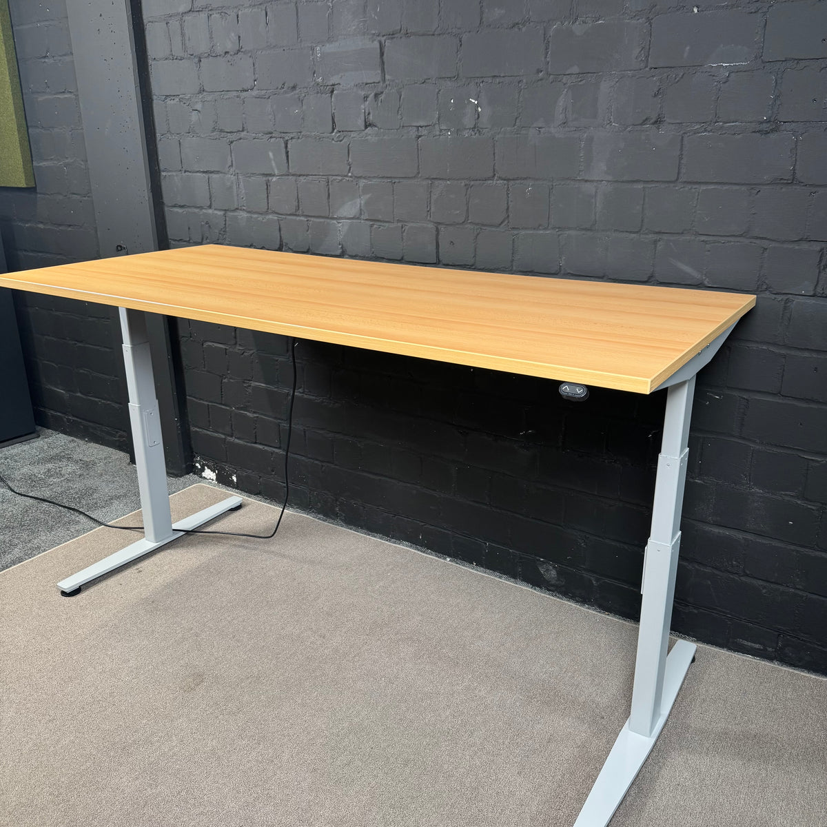 Rösch Office ST Schreibtisch – Elektrisch höhenverstellbar – 180 x 80 cm – Buche / Grau