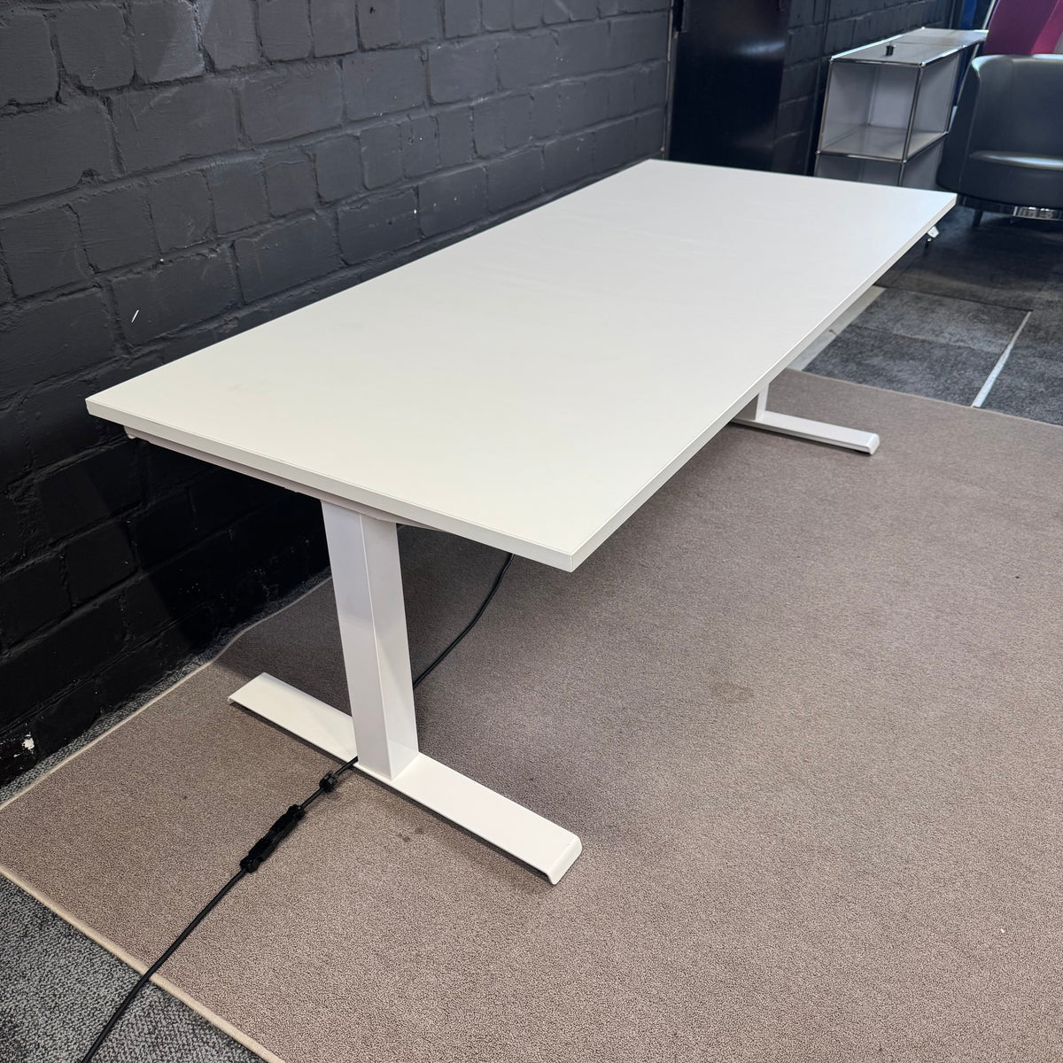Kinnarps Polaris elektrisch höhenverstellbarer Schreibtisch – Weiß – 180 × 80 cm