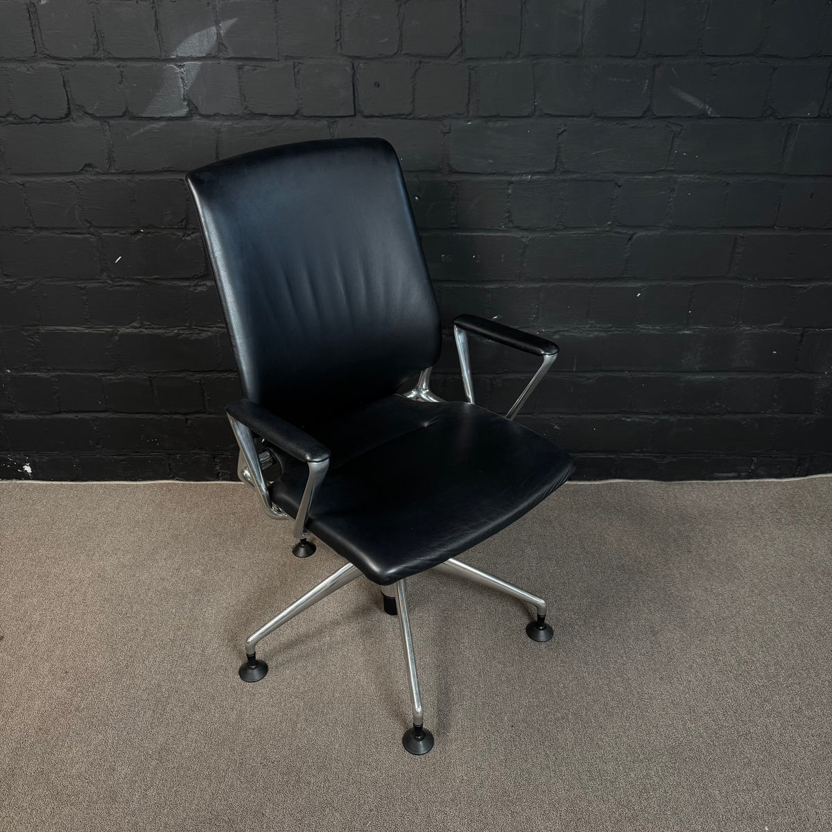 Vitra Meda Chair – Klassischer Konferenzstuhl / Bürodrehstuhl in schwarzem Leder