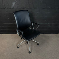 Vitra Meda Chair – Klassischer Konferenzstuhl / Bürodrehstuhl in schwarzem Leder