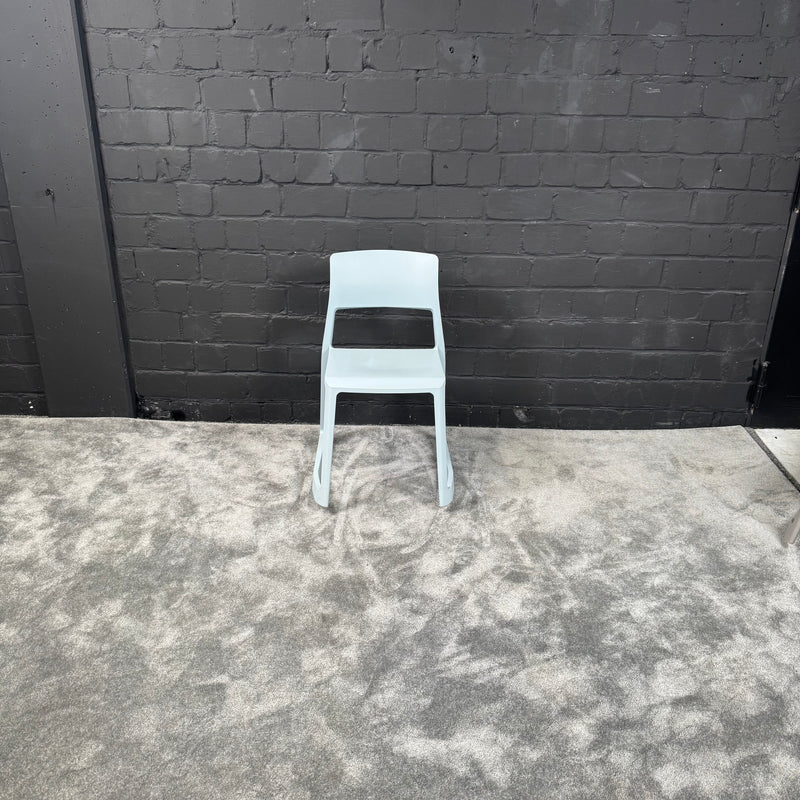Vitra Tip Ton Chair – Designerstuhl – Edward Barber & Jay Osgerby – Hellbalau – Kunststoffstuhl