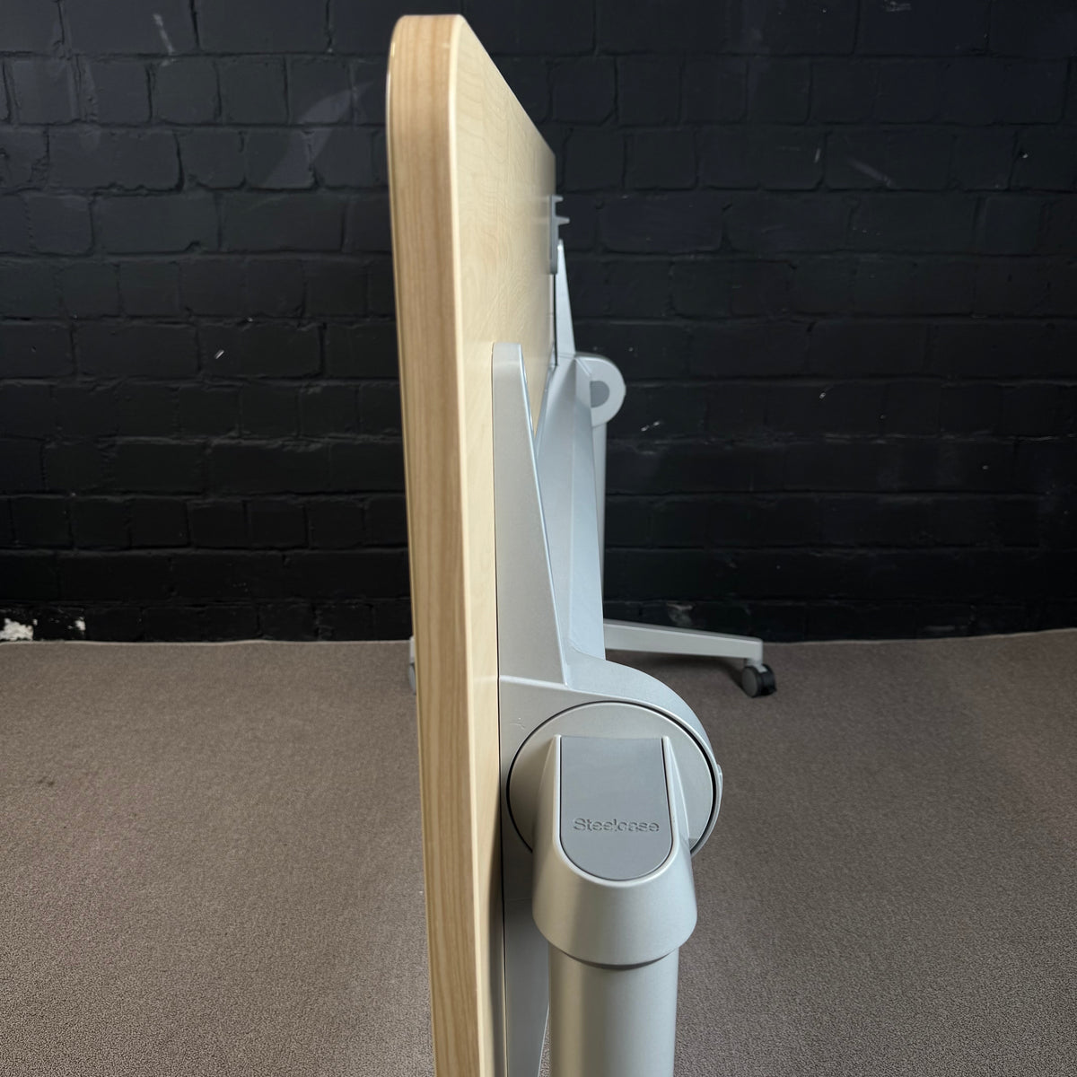 Steelcase FlipTop Twin (160 x 80 x 74 cm) – Mobiler Konferenz- und Schulungstisch in Ahorn