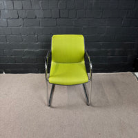 Vitra Visavis 2 Freischwinger mit Armlehnen, Grün