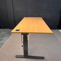 Oelschläger Metalltechnik (OMT) / Elektrisch höhenverstellbarer Steh-Sitz-Schreibtisch