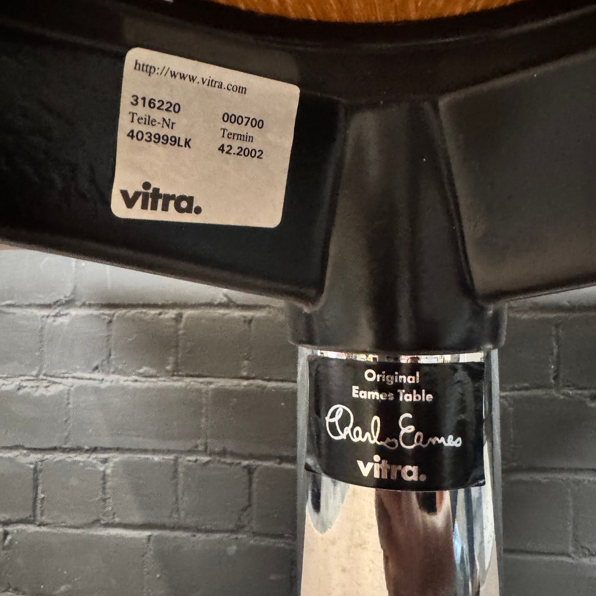 Vitra Eames Contract Table – Quadratischer Design-Tisch mit heller Holzplatte