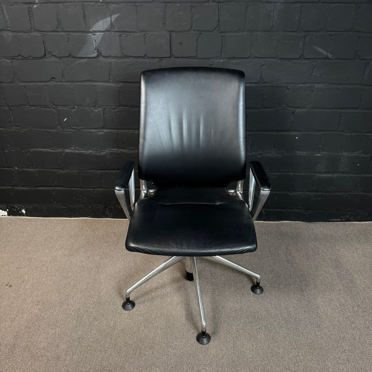 Vitra Meda Chair – Klassischer Konferenzstuhl / Bürodrehstuhl in schwarzem Leder
