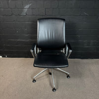 Vitra Meda Chair – Klassischer Konferenzstuhl / Bürodrehstuhl in schwarzem Leder