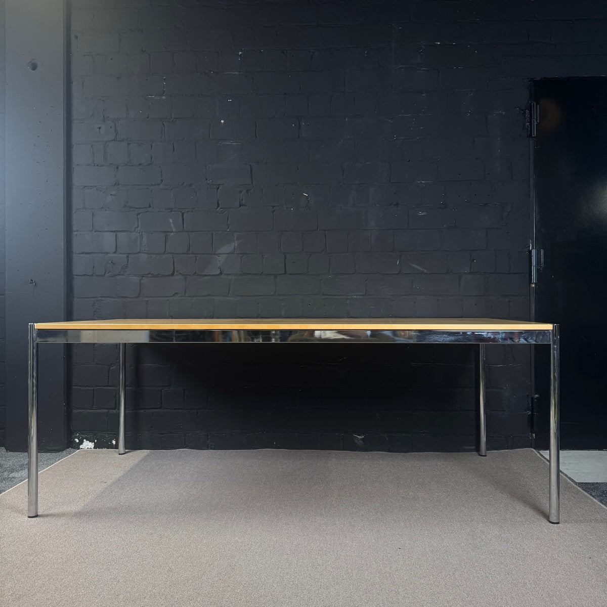 USM Haller Tisch – Klassischer Design-Schreibtisch in Echtholzfurier (Ahorn)