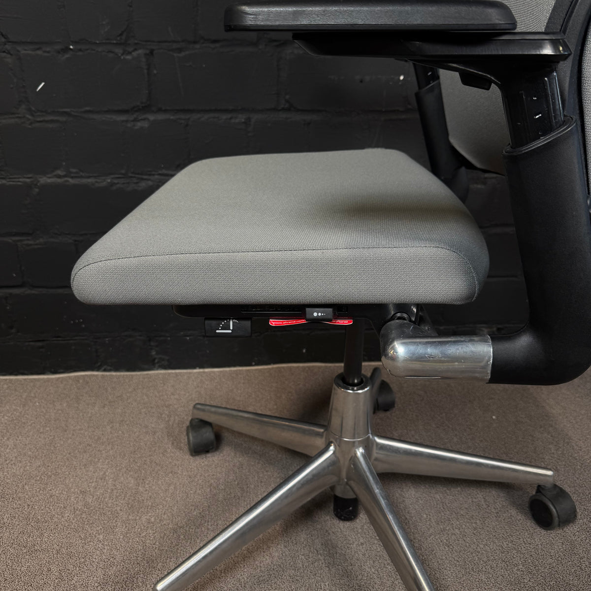 Ahrend Office Set – Elektrischer Steh-Sitz-Schreibtisch und Bürodrehstuhl