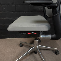 Ahrend Office Set – Elektrischer Steh-Sitz-Schreibtisch und Bürodrehstuhl