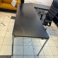CEO Arbeitsplatz-Paket – USM Haller Eckschreibtisch + Vitra ID Trim L Executive-Stuhl