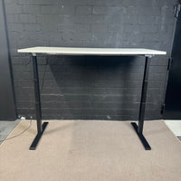 ASSMANN Sympas STS Schreibtisch – Elektrisch höhenverstellbar – 160 × 80 cm – Weiß/Schwarz