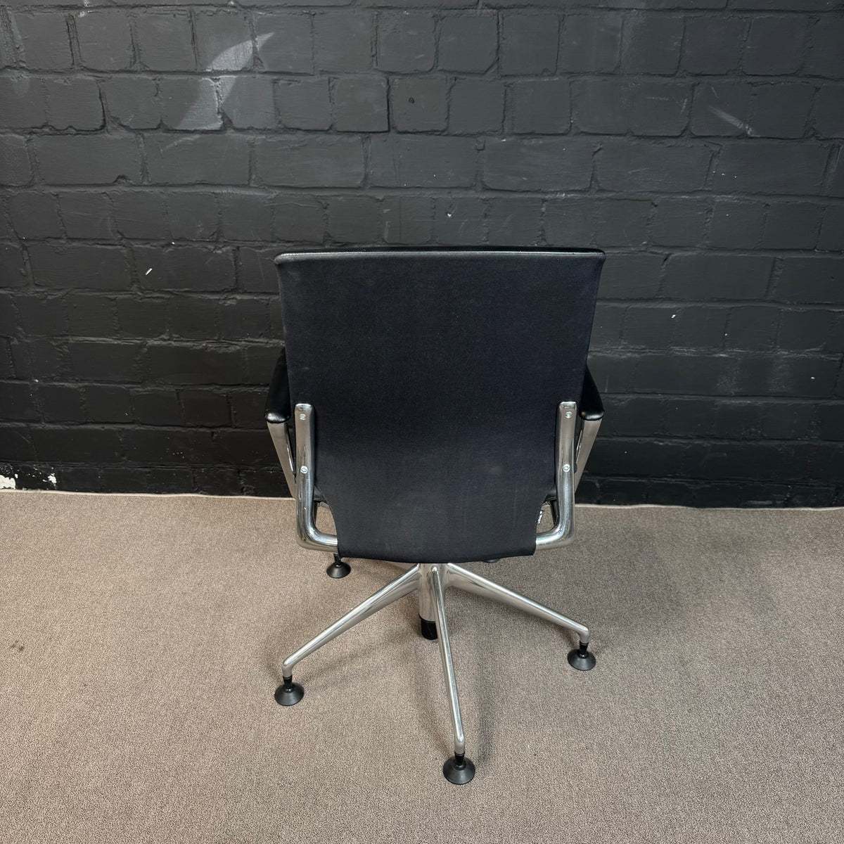 Vitra Meda Chair – Klassischer Konferenzstuhl / Bürodrehstuhl in schwarzem Leder